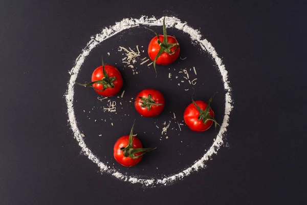 Eine Pizza Auf Schwarzem Hintergrund Aus Mehl Und Tomaten Konzept — Stockfoto