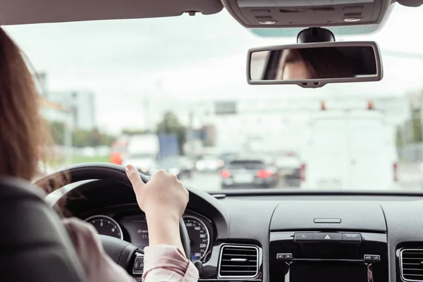 Kobieta Jedzie Autostradą Widok Tylnego Siedzenia Samochodu — Zdjęcie stockowe