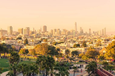San Francisco şehri ve şehir merkezinin ufuk çizgisi gün batımında ana gökdelenlerle birlikte. Dolores Park 'tan görüntü. Kaliforniya, Usa