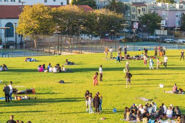 San Francisco, Usa - 28 Mayıs 2018: San Francisco geçmişi ve hafta sonları Dolores Park ziyaretçileri. 