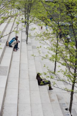 İnsanlar Chicago parkının merdivenlerinde dinleniyor. 