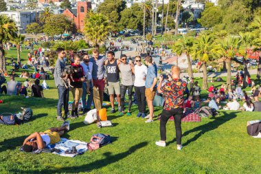 San Francisco, Usa - 28 Mayıs 2018: Dolores Park ziyaretçileri San Francisco arka planı, Ca.