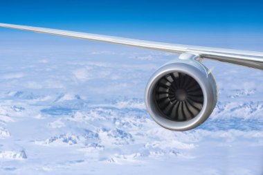 Grönland 'ın üzerinde okyanus ve buzullarla dolu bir uçak motoru.