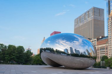 Chicago, Usa - 26 Mayıs 2018: Chicago 'daki Milenyum Parkı olarak da bilinen Bulut Kapısı' nın metal yüzeyinde şehir binalarının yansıması. Illinois, Amerika Birleşik Devletleri.