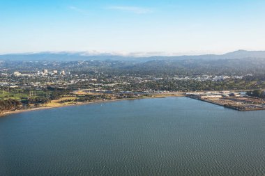 Redwood Shores State Denizcilik Parkı ve Foster Şehri 'nin havadan görüntüsü. San Francisco mu? Kaliforniya mı? Usa