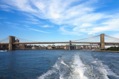 Hudson Nehri 'nden New York ve Brooklyn Köprüsü' ne bakın..