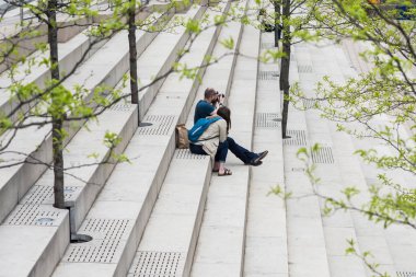 Chicago, Illinois - 19 Mayıs 2018: İnsanlar Chicago parkının merdivenlerinde dinleniyor