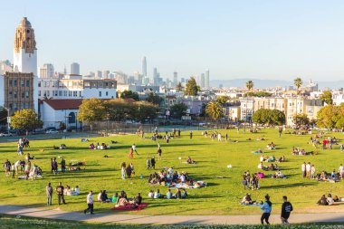 San Francisco, Usa - 28 Mayıs 2018: San Francisco geçmişi ve hafta sonları Dolores Park ziyaretçileri. 