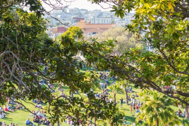 San Francisco, Usa - 28 Mayıs 2018: San Francisco geçmişi ve hafta sonları Dolores Park ziyaretçileri. 