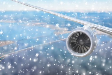 Kış kar yağışında Redwood Kıyısı Denizcilik Parkı ve Foster şehrinin üzerinde uçak motoru. San Francisco mu? Kaliforniya mı? Usa