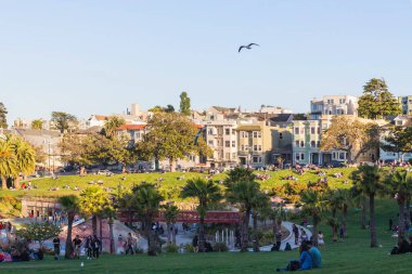 San Francisco, Usa - 28 Mayıs 2018: San Francisco geçmişi ve hafta sonları Dolores Park ziyaretçileri. 