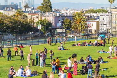 San Francisco, Usa - 28 Mayıs 2018: Dolores Park ziyaretçileri San Francisco arka planı, Ca.