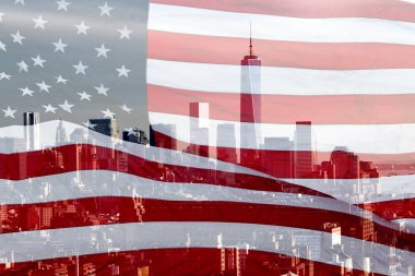 Amerikan bayrağı ve New York City, Manhattan 'ın gökdelenleriyle çifte çekim. Usa. Kavram