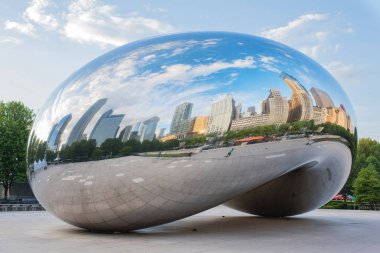 Chicago, Usa - 26 Mayıs 2018: Chicago 'daki Milenyum Parkı olarak da bilinen Bulut Kapısı' nın metal yüzeyinde şehir binalarının yansıması. Illinois, Amerika Birleşik Devletleri.