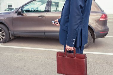 Müşteri kapıyı açmak için cep telefonunu tutuyor. Araba paylaşım servisi veya kiralama kavramı. 