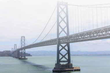San Francisco 'dan Bay Köprüsü ve Hazine Adası' nın sisli manzarası..
