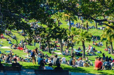 San Francisco, Usa - 28 Mayıs 2018: Dolores Park ziyaretçileri San Francisco arka planı, Ca. 
