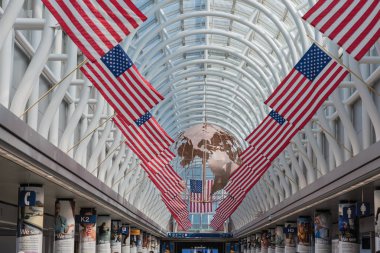 Chicago, Illinois - 26 Mayıs 2018: - American Airlines (Aa) Chicago O 'Hare Uluslararası Havalimanı' ndaki 3 numaralı terminalde Amerikan bayrakları (Ord).