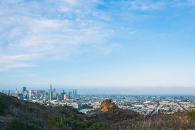 San Francisco şehri ve güneşli bir günde şehir merkezinin ufuk çizgisi. Kaliforniya, Usa