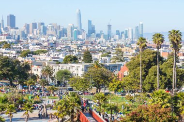 San Francisco, Usa - 28 Mayıs 2018: San Francisco geçmişi ve hafta sonları Dolores Park ziyaretçileri. 