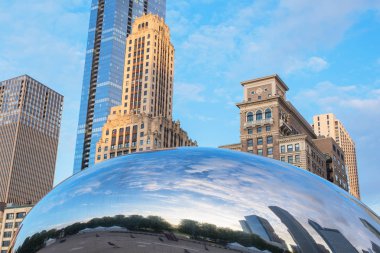 Chicago, Usa - 26 Mayıs 2018: Chicago 'daki Milenyum Parkı olarak da bilinen Bulut Kapısı' nın metal yüzeyinde şehir binalarının yansıması. Illinois, Amerika Birleşik Devletleri.