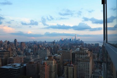 New York City, Manhattan gökdelenlerin havadan ve panoramik görünümü. Manhattan'ın gece şehir merkezinin en iyi görünümü