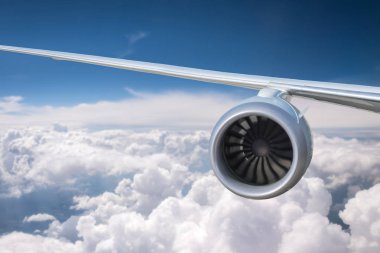Gökyüzünde uçağın kanadı 