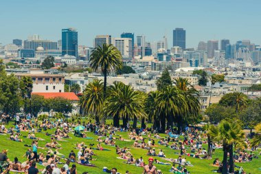 San Francisco şehir merkezi, güneşli bir günde tipik bir bina. Kaliforniya, Usa