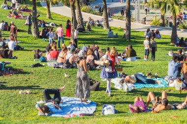 San Francisco, Usa - 28 Mayıs 2018: Dolores Park ziyaretçileri San Francisco arka planı, Ca.