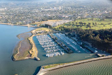 Redwood Shores State Denizcilik Parkı ve Foster Şehri 'nin havadan görüntüsü. San Francisco mu? Kaliforniya mı? Usa