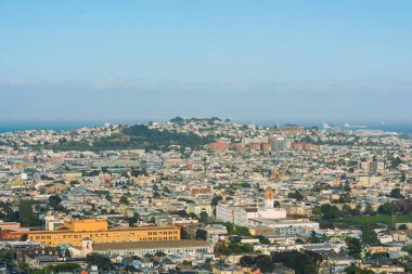 San Francisco şehri ve güneşli bir günde şehir merkezinin ufuk çizgisi. Kaliforniya, Usa