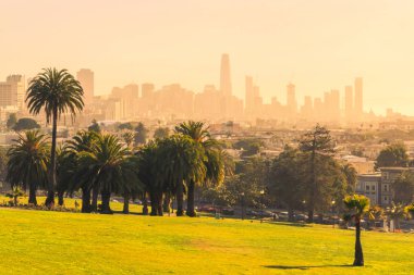 Park manzarası ve gündüz dinlenen insanlar