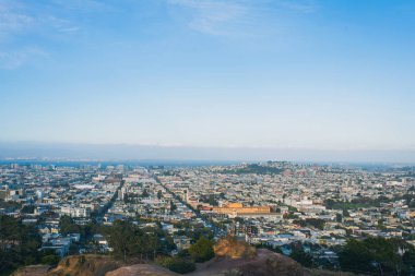San Francisco şehri ve güneşli bir günde şehir merkezinin ufuk çizgisi. Kaliforniya, Usa