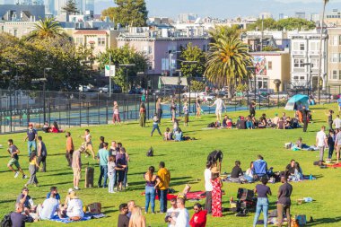 San Francisco, Usa - 28 Mayıs 2018: Dolores Park ziyaretçileri San Francisco arka planı, Ca.