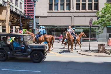 Chicago, Illinois - 26 Mayıs 2018: Anma Günü Yürüyüşü katılımcıları sokağa çıktı