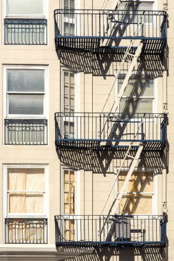 San Francisco şehir merkezi, güneşli bir günde tipik bir bina. Kaliforniya, Usa