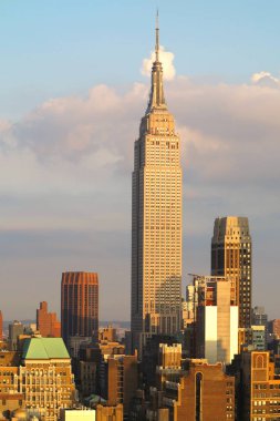 New York 'lu Empire State Binası Manhattan gökdelenleri ve gökdelenleri alacakaranlıkta. 