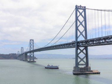 San Francisco 'dan Bay Köprüsü ve Hazine Adası' nın sisli manzarası..