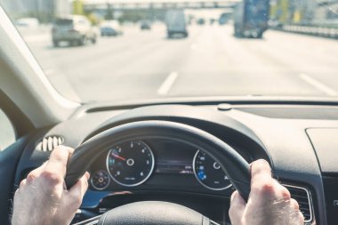 Hız otobanında direksiyon başında araba süren bir adamın seçici odak noktası. Yukarıdan görüntüle