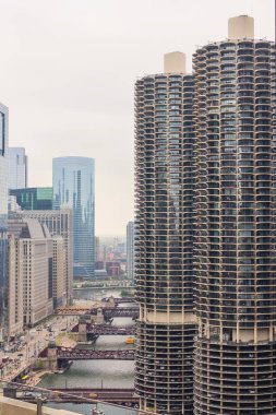 Chicago ufuk çizgisinde ve şehir merkezinde hava manzarası. Köprüleri olan Chicago Nehri. Illinois, Usa