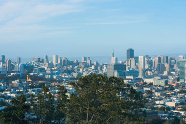 San Francisco şehri ve güneşli bir günde şehir merkezinin ufuk çizgisi. Kaliforniya, Usa