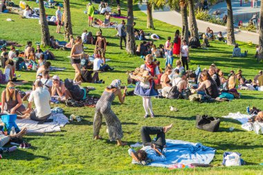 San Francisco, Usa - 28 Mayıs 2018: San Francisco geçmişi ve hafta sonları Dolores Park ziyaretçileri. 