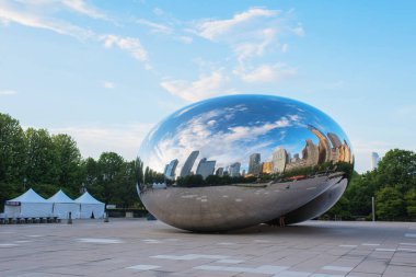 Chicago, Usa - 26 Mayıs 2018: Chicago 'daki Milenyum Parkı olarak da bilinen Bulut Kapısı' nın metal yüzeyinde şehir binalarının yansıması. Illinois, Amerika Birleşik Devletleri.