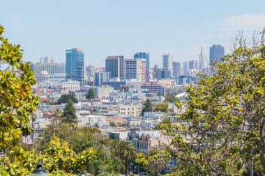 San Francisco şehri ve şehir merkezinin ufuk çizgisi gün batımında ana gökdelenlerle birlikte. Dolores Park 'tan görüntü. Kaliforniya, Usa