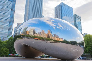 Chicago, Usa - 26 Mayıs 2018: Chicago 'daki Milenyum Parkı olarak da bilinen Bulut Kapısı' nın metal yüzeyinde şehir binalarının yansıması. Illinois, Amerika Birleşik Devletleri.