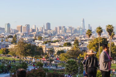 San Francisco şehir merkezi, güneşli bir günde tipik bir bina. Kaliforniya, Usa