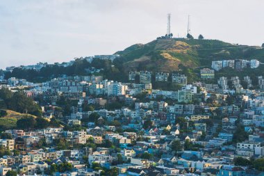 Gökyüzü altındaki şehir manzarasının panoramik görünümü