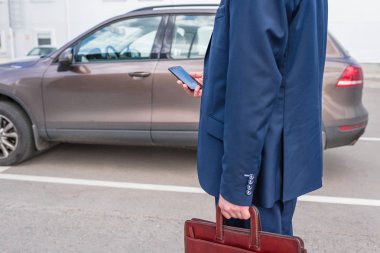 Müşteri kapıyı açmak için cep telefonunu tutuyor. Araba paylaşım servisi veya kiralama kavramı. 