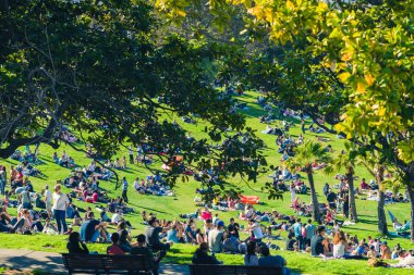 San Francisco, Usa - 28 Mayıs 2018: Dolores Park ziyaretçileri San Francisco arka planı, Ca.