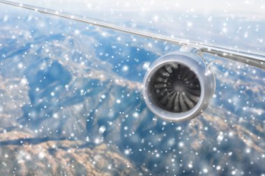 Uçak motoru dağların üzerinde ve bulutlar kışın swonfall